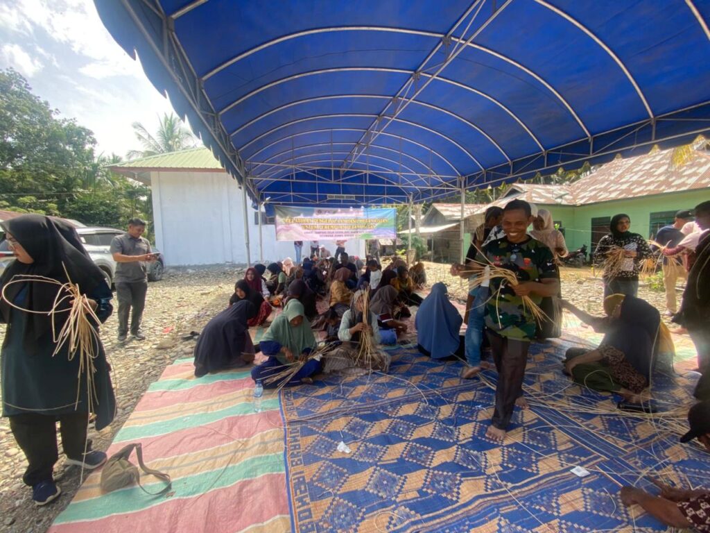KUPS Dampingan AGC Lakukan Pelatihan Ayaman Rotan