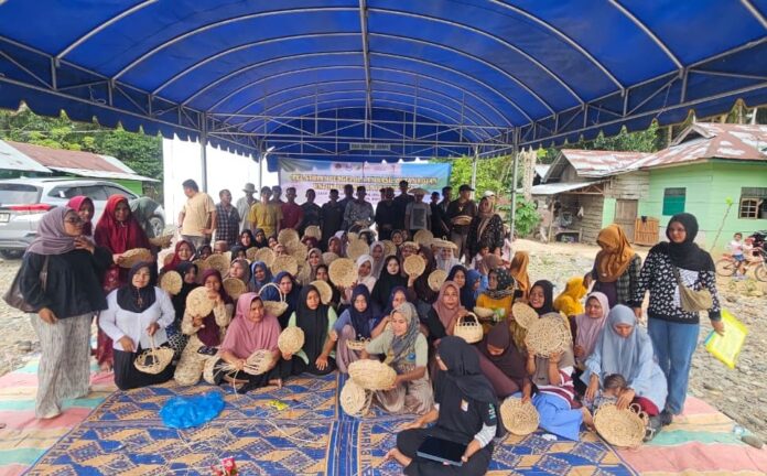 KUPS Dampingan AGC Lakukan Pelatihan Ayaman Rotan